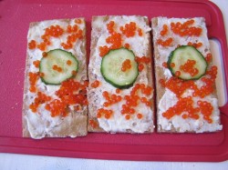 Простые канапе с сыром огурцом и икрой из хлебцев