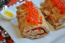 Простые канапе с сыром огурцом и икрой из хлебцев