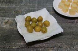 название картинки Канапе с оливками и сыром на шпажках