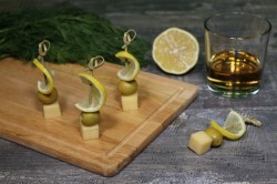 название картинки Канапе с оливками и сыром на шпажках