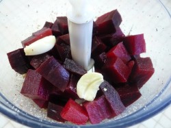 Канапе с сельдью и свекольным песто - шаг 3