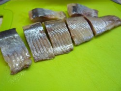 Канапе с сельдью и свекольным песто - шаг 5