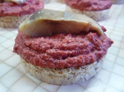 Канапе с сельдью и свекольным песто - шаг 7