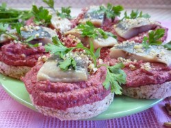 Канапе с сельдью и свекольным песто - шаг 8