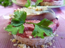 Канапе с сельдью и свекольным песто - шаг 9