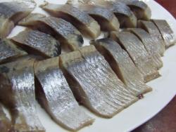 Канапе с селедкой и черным хлебом на шпажках - шаг 1