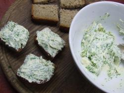 Канапе с селедкой и черным хлебом на шпажках - шаг 3