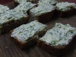 Канапе с селедкой и черным хлебом на шпажках - шаг 4