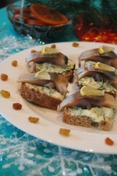 Канапе с селедкой и черным хлебом на шпажках - шаг 5