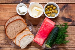 Канапе с семгой на шпажках - шаг 1 Канапе с семгой на шпажках - шаг 1