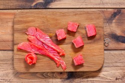 Канапе с семгой на шпажках - шаг 4 Канапе с семгой на шпажках - шаг 4