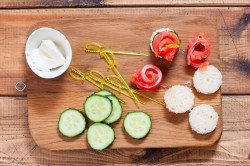 Канапе с семгой на шпажках - шаг 6 Канапе с семгой на шпажках - шаг 6