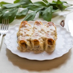 Каннеллони с курицей и грибами под соусом