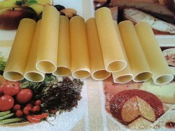 название картинки Каннеллони под соусом бешамель с рикоттой и шпинатом