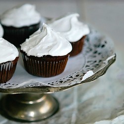 Капкейки с шоколадной начинкой внутри и с кремом