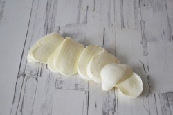 название картинки Салат Капрезе классический с моцареллой