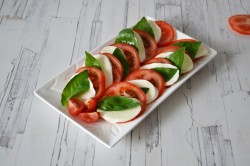 название картинки Салат Капрезе классический с моцареллой