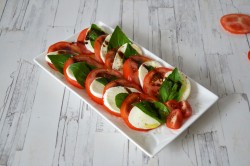 название картинки Салат Капрезе классический с моцареллой