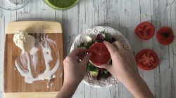 Салат капрезе с бурратой и песто