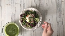 Салат капрезе с бурратой и песто