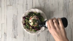 Салат капрезе с бурратой и песто