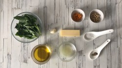 Салат капрезе с бурратой и песто