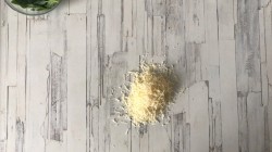 Салат капрезе с бурратой и песто