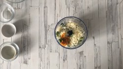 Салат капрезе с бурратой и песто