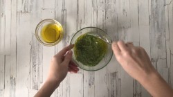 Салат капрезе с бурратой и песто