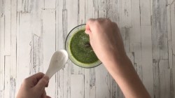 Салат капрезе с бурратой и песто