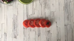 Салат капрезе с бурратой и песто