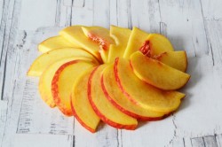 Капрезе с персиками