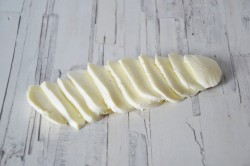 Капрезе с персиками