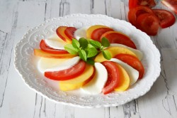 Капрезе с персиками