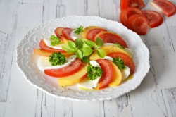 Капрезе с персиками