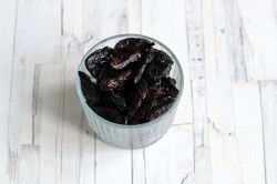 Тушеная капуста с черносливом