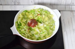 Тушеная капуста с черносливом