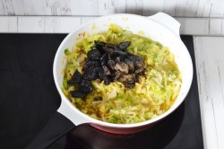 Тушеная капуста с черносливом