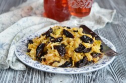 Тушеная капуста с черносливом