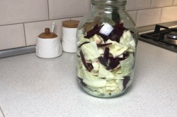 название картинки Капуста с чесноком и свеклой быстрого приготовления