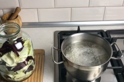 название картинки Капуста с чесноком и свеклой быстрого приготовления