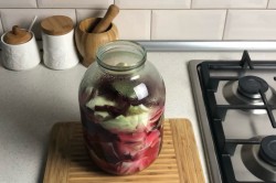 название картинки Капуста с чесноком и свеклой быстрого приготовления