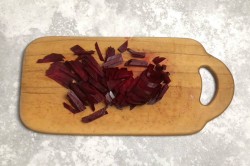 название картинки Капуста с чесноком и свеклой быстрого приготовления