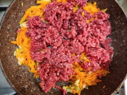 Капуста тушеная с фаршем и картошкой - шаг 3