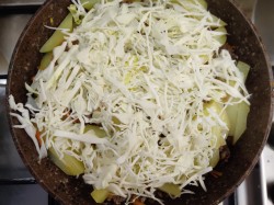 Капуста тушеная с фаршем и картошкой - шаг 6