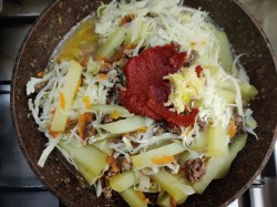 Капуста тушеная с фаршем и картошкой - шаг 7