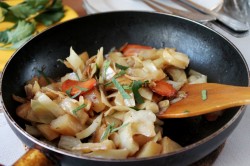 название картинки Капуста с картошкой на сковороде