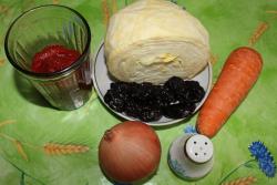 Капуста с луком в черносливе - шаг 1