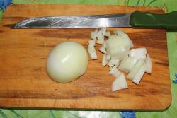 Капуста с луком в черносливе - шаг 2