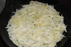 Капуста с луком в черносливе - шаг 4